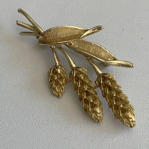 Elegant Gold Leaf and Wheat Shaft Brooch